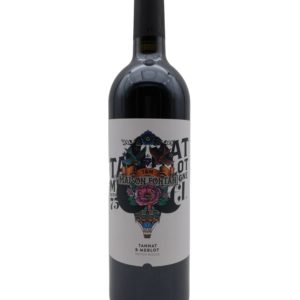 Cépages : Tannat et Merlot. Dégustation : L’union entre fruits mûrs et tanins élégants. Ce vin rouge cerise est rond et apprécié pour ses délicats arômes de fruits rouges. Accords mets et vins : À servir sur des tapas, apéritifs, entrées froides, viandes grillées. Garde : À boire dans les 24 mois. Température de service : 16°C.