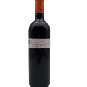 Cépages : 60% Merlot et 40% Cabernet Sauvignon. Dégustation : Un vin synonyme de friandise ! Une bouche délicate, à la structure souple exprimant une belle rondeur et aux tanins soyeux. Accords mets et vins : Il s’adapte à toutes occasions : à l’apéritif comme sur une une bonne table. Garde : 4 à 5 ans Température de service : 16°C